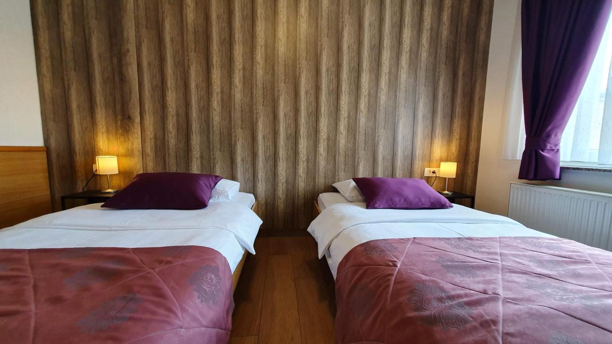 Hotel Zvonimir Otocsán Kültér fotó