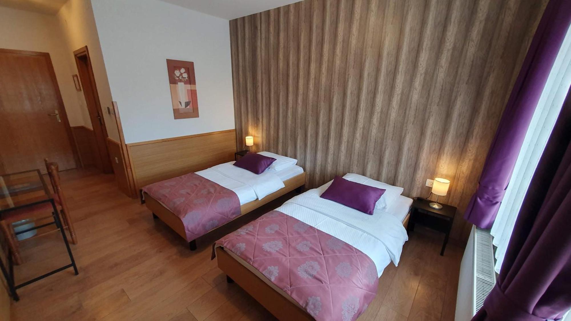 Hotel Zvonimir Otocsán Kültér fotó