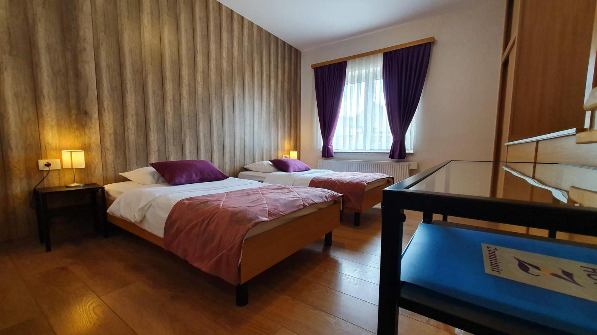 Hotel Zvonimir Otocsán Kültér fotó