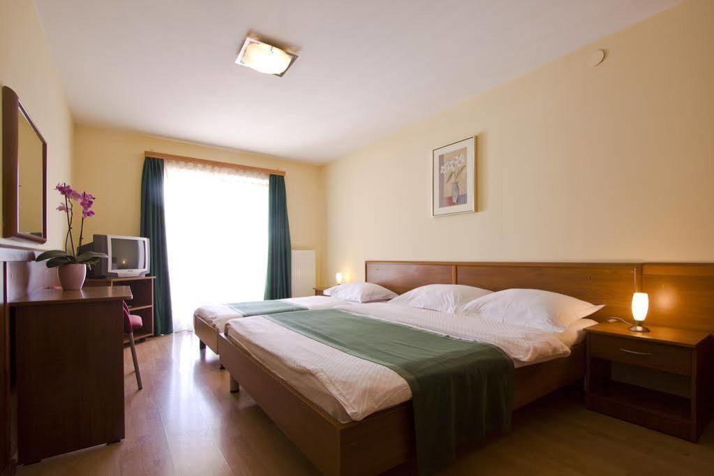 Hotel Zvonimir Otocsán Kültér fotó