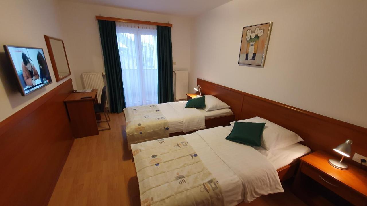 Hotel Zvonimir Otocsán Kültér fotó
