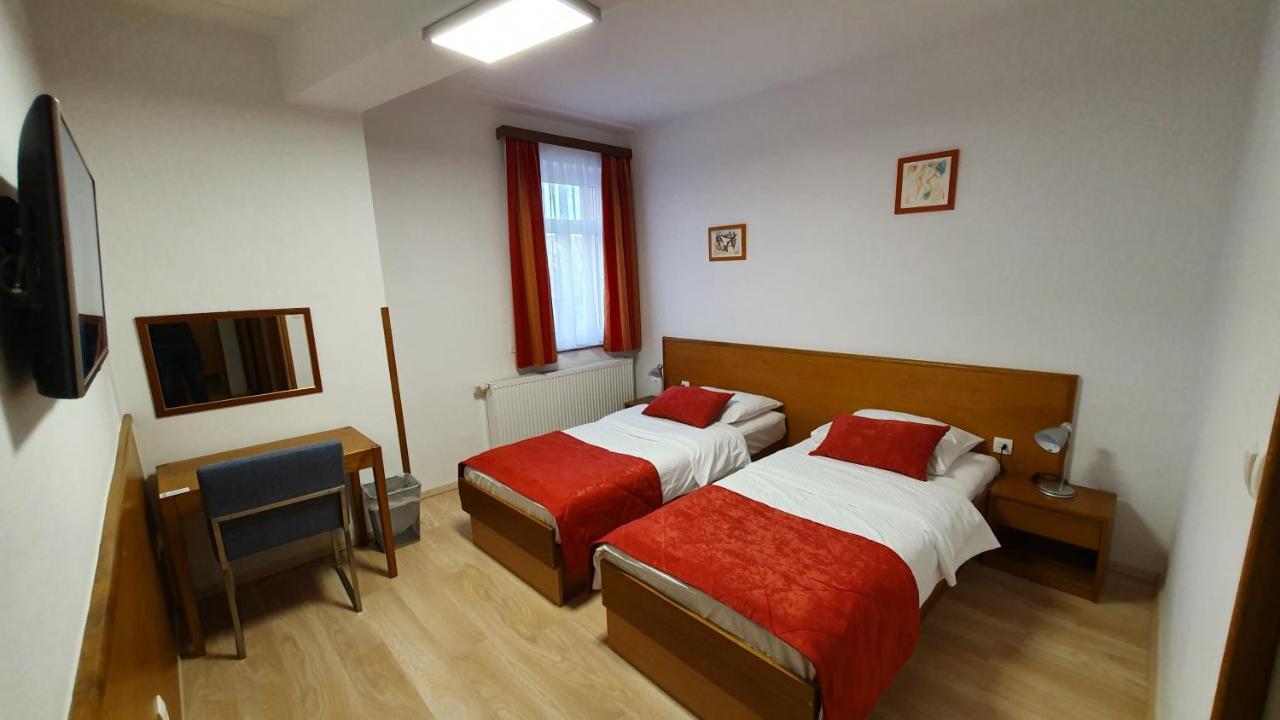 Hotel Zvonimir Otocsán Kültér fotó