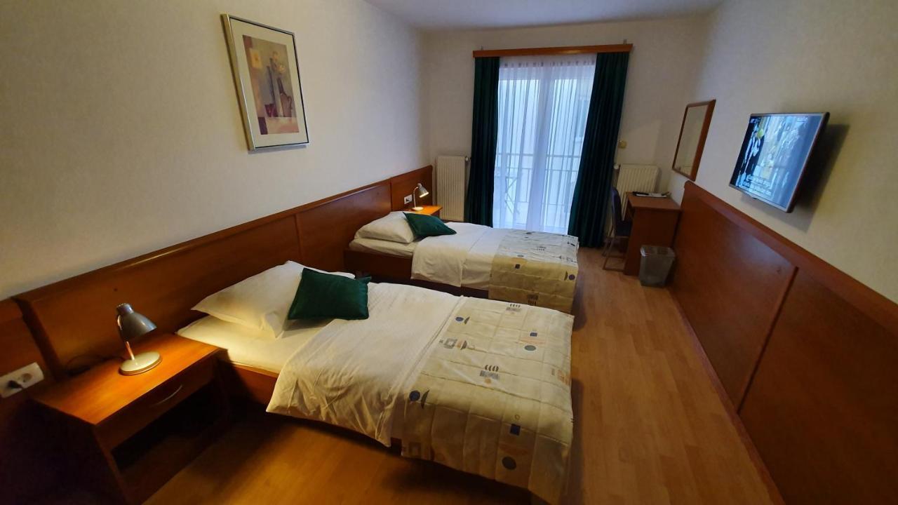 Hotel Zvonimir Otocsán Kültér fotó