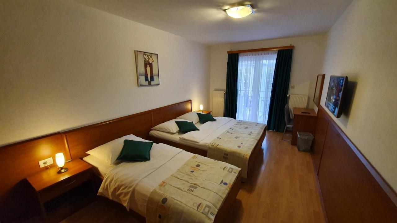 Hotel Zvonimir Otocsán Kültér fotó