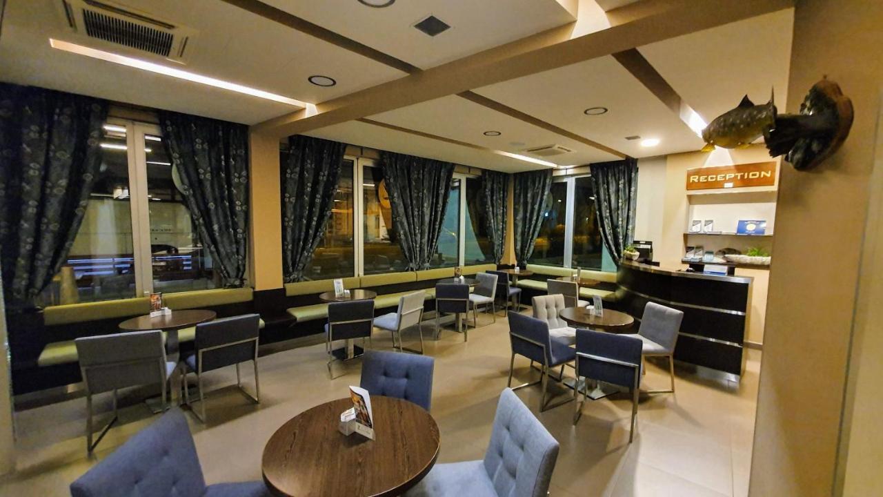 Hotel Zvonimir Otocsán Kültér fotó